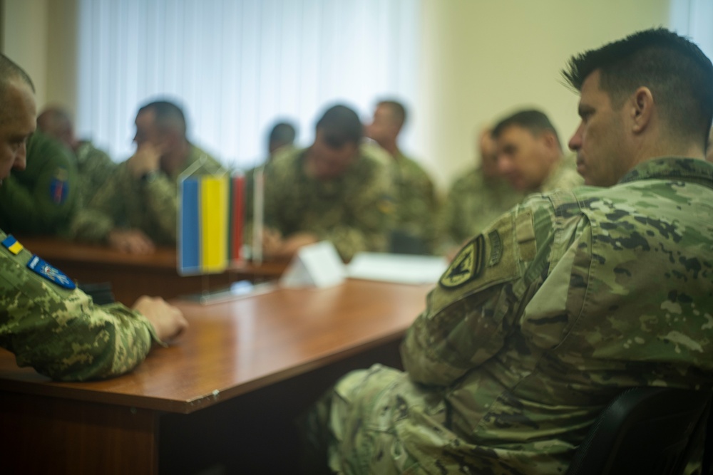 Col. Michael Hanson speaks with LitPolUkr brigade commander