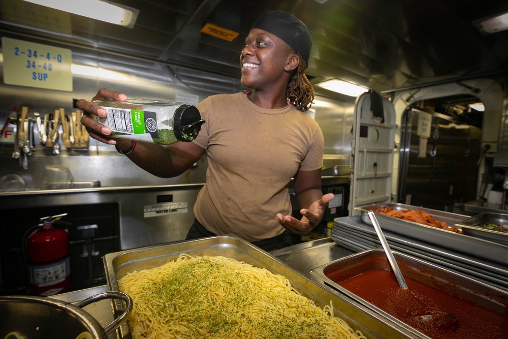 USS Sioux City Culinary Specialist Prepares for Pizza and Wings Night