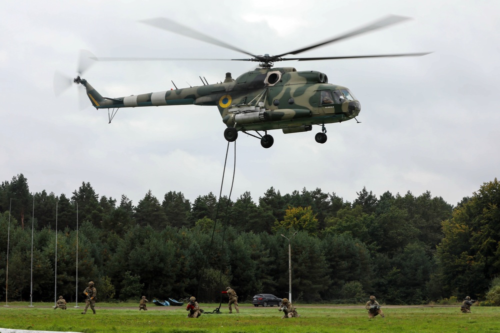 Ukrainian Ground Forces fast rope at Rapid Trident 2021