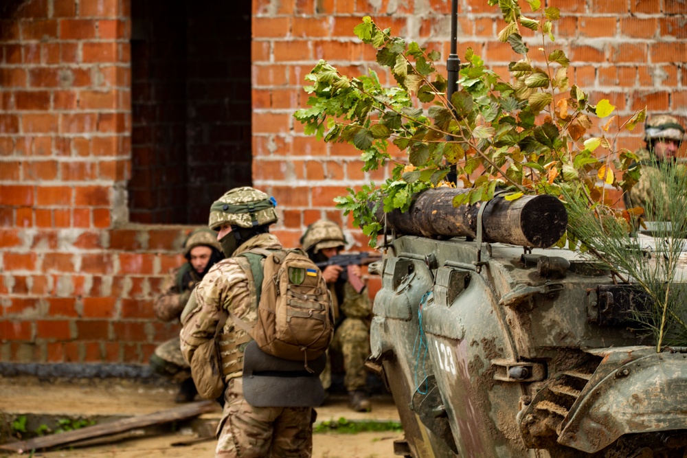 Ukrainian soldiers conduct urban operations