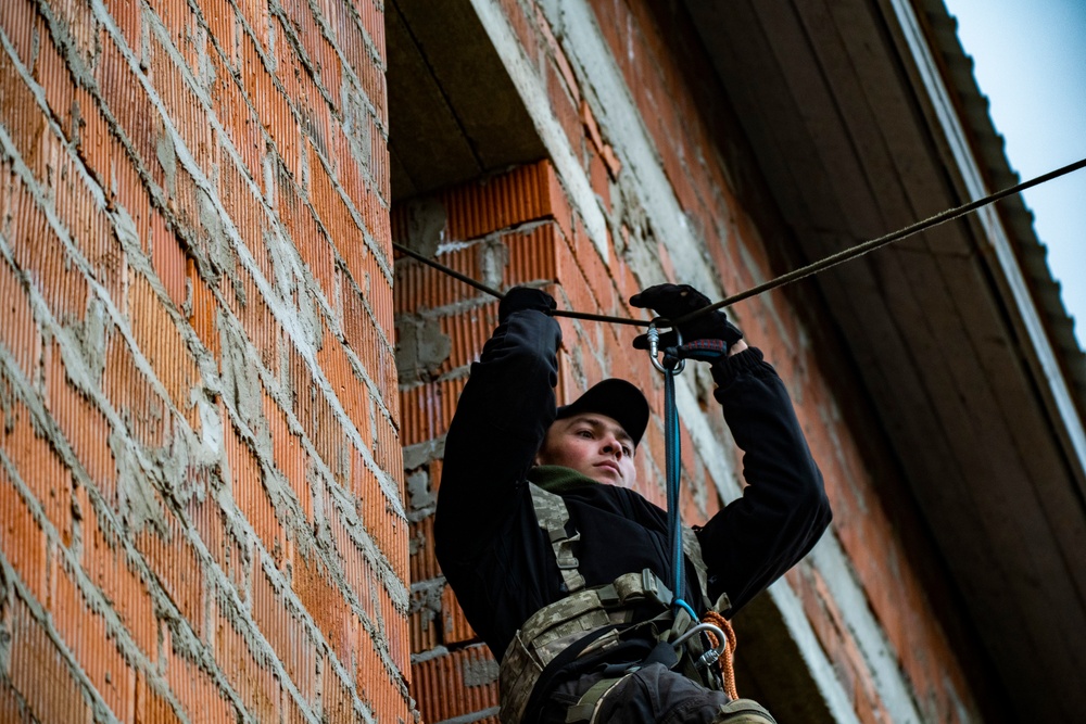 Ukrainian soldiers conduct urban operations