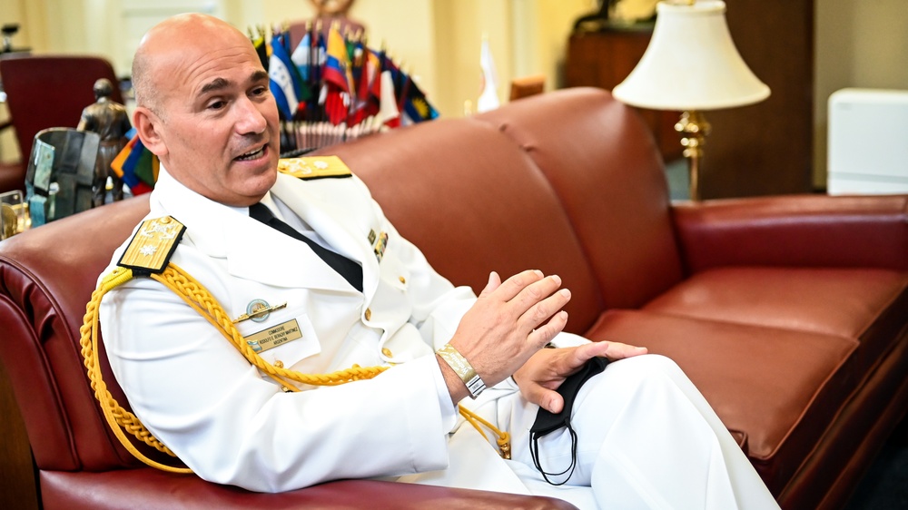 Comodoro Rodolfo Eduardo Berazay Martínez visits IADC