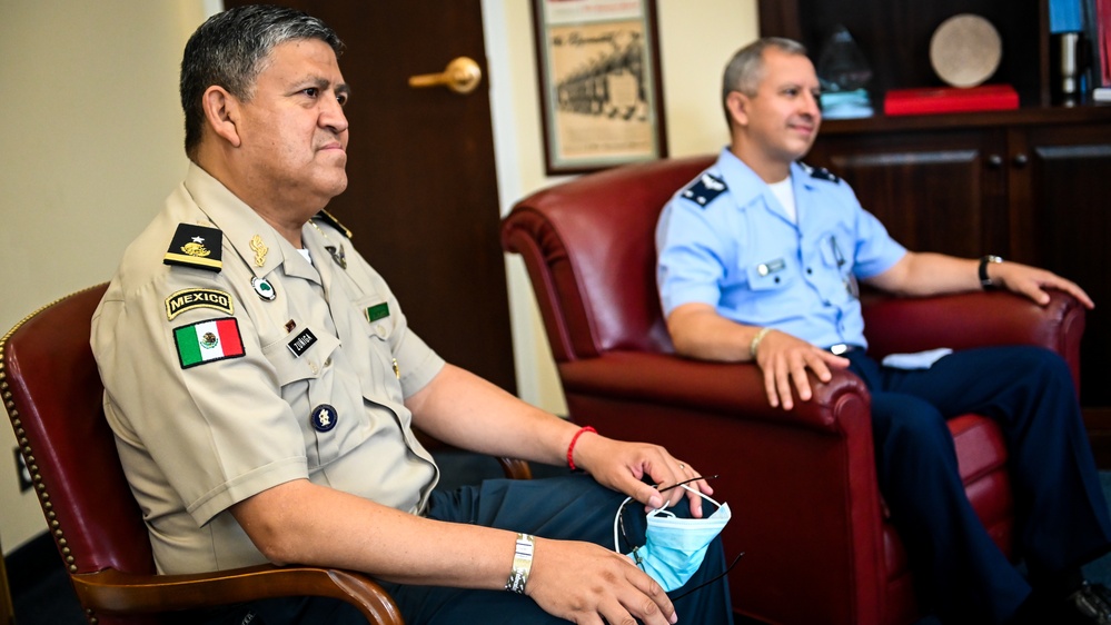 Comodoro Rodolfo Eduardo Berazay Martínez visits IADC
