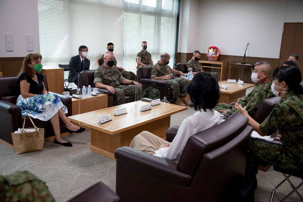 III MEF CG visits JSDF Ground Component Command