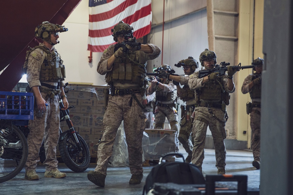 DVIDS - Images - Knock Knock: Recon Marines conduct ship-in-a-box lane ...