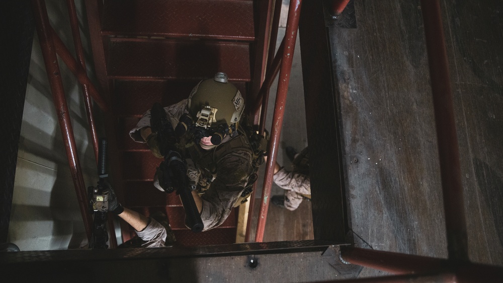 Knock Knock: Recon Marines conduct ship-in-a-box lane training