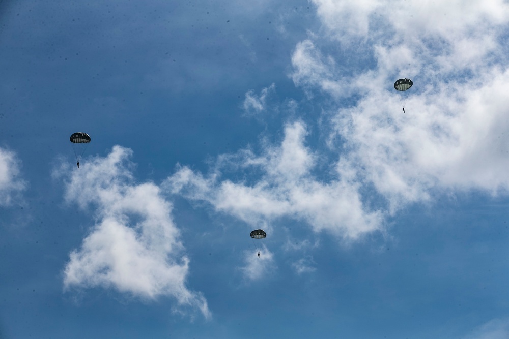 Marines with VMGR-152 and 3d LSB conduct air delivery exercises