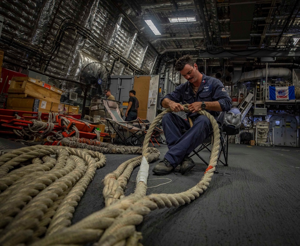 USS Billings Sailor Splices and Repairs Line
