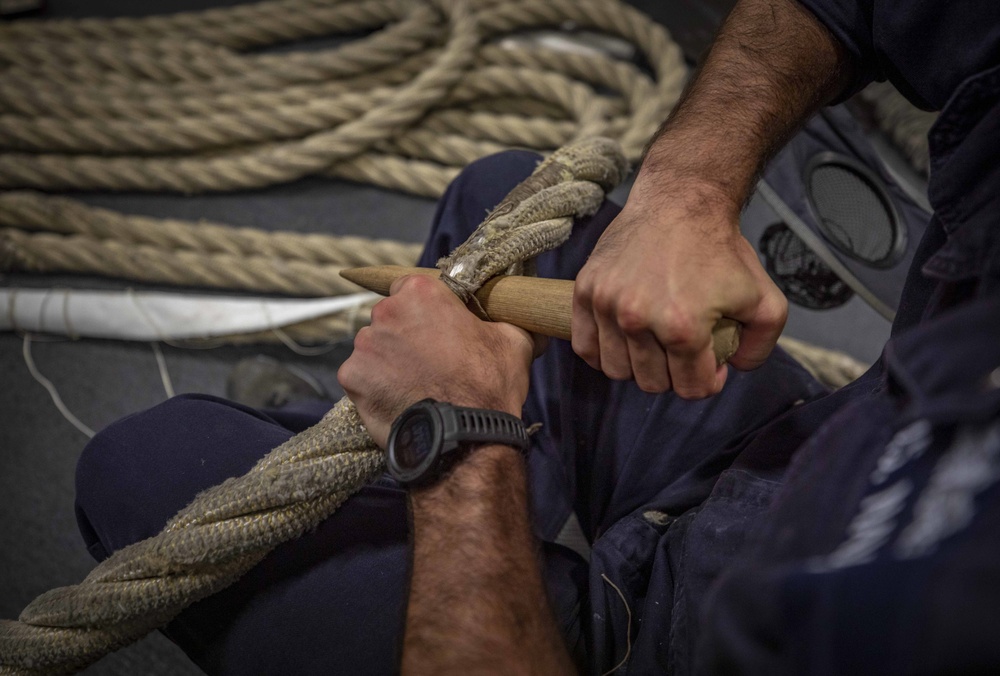USS Billings Sailor Splices and Repairs Line