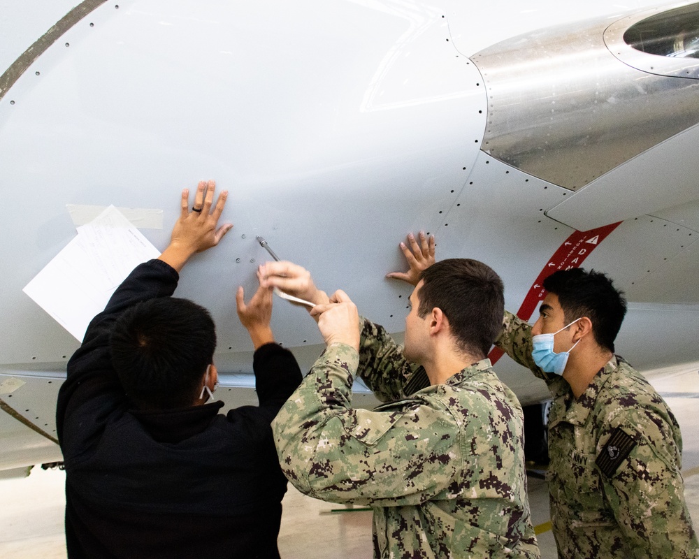 VP-46 Sailors maintain aircraft