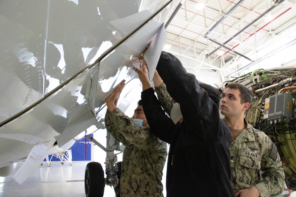 VP-46 Sailors maintain aircraft