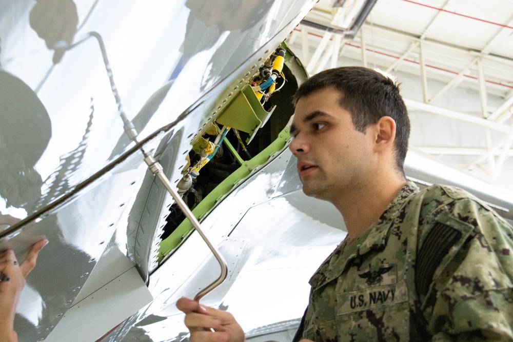 VP-46 Sailors maintain aircraft