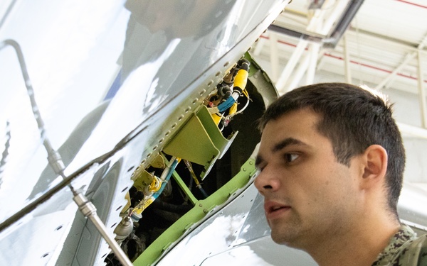 VP-46 Sailors maintain aircraft