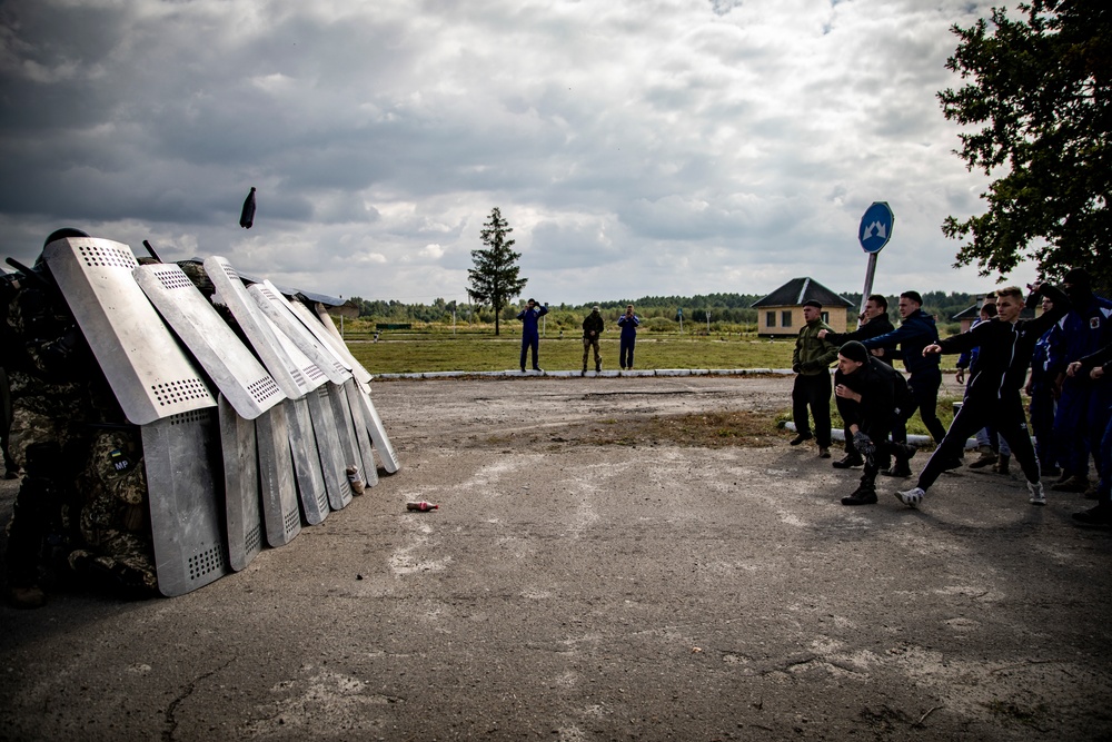 Ukrainian MPs train in crowd control techniques during Rapid Trident 21