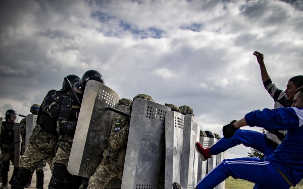 Ukrainian MPs train in crowd control techniques during Rapid Trident 21