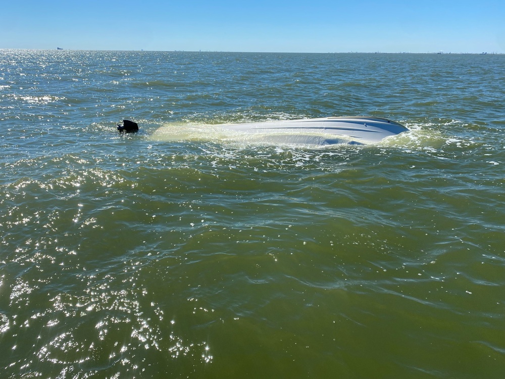 Coast Guard, good samaritan rescue 3 after vessel capsizes near Red Fish Island, Texas