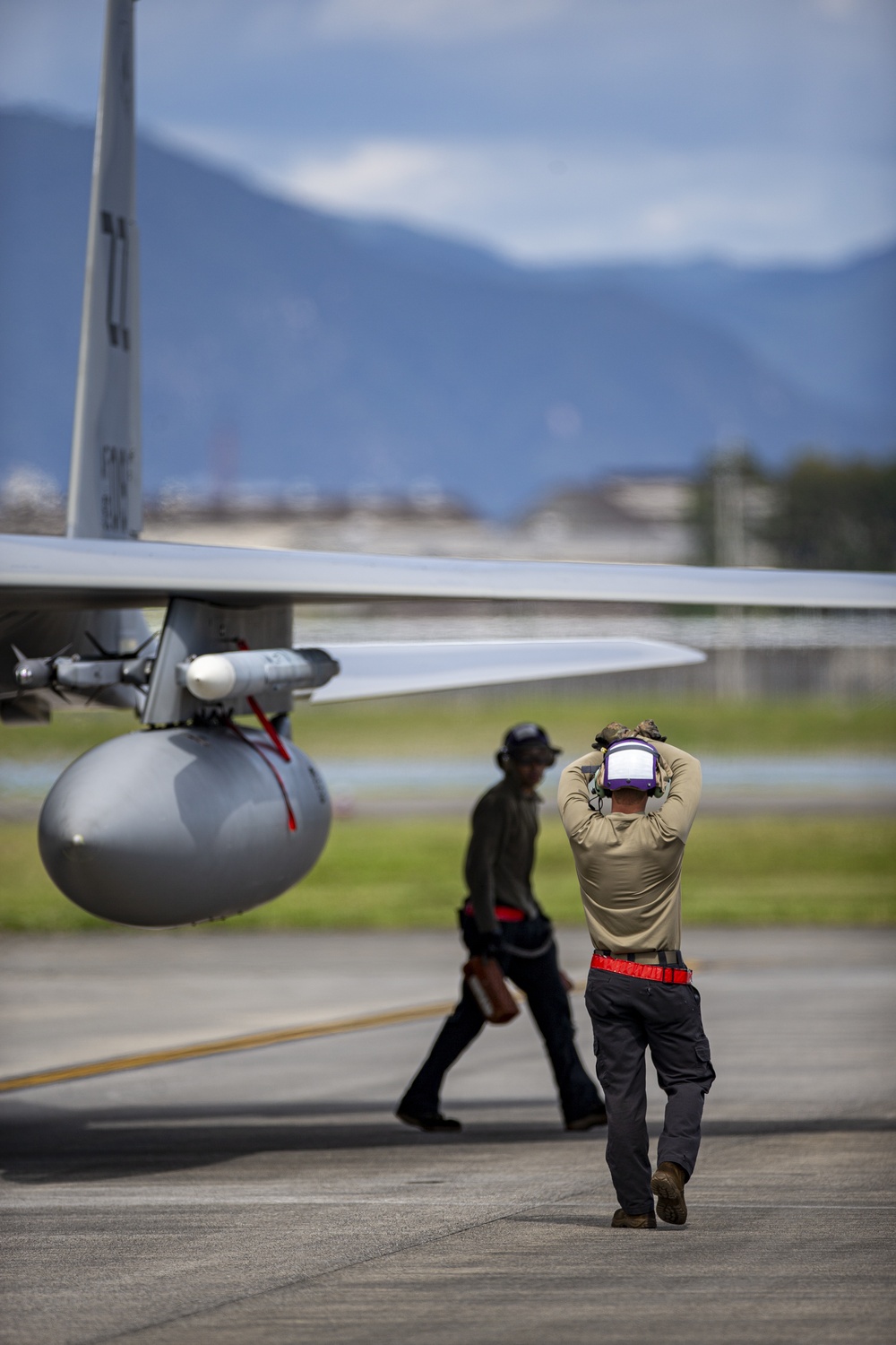 U.S. Air Force 67th Fighter Squadron and Marine Corps Air Station Iwakuni fuels division conduct “hot pit” training