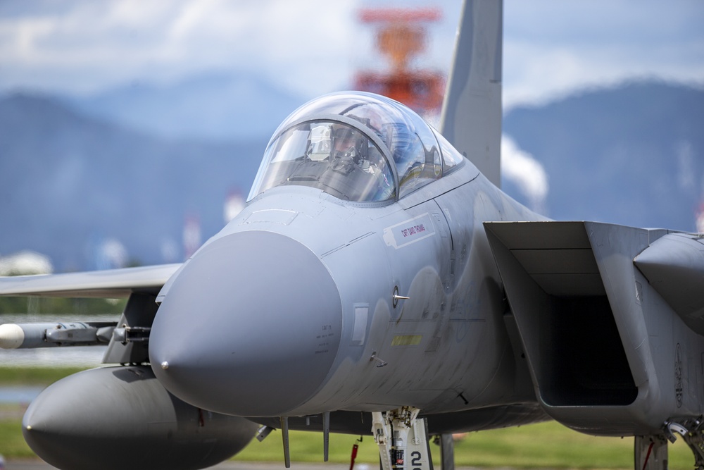 U.S. Air Force 67th Fighter Squadron and Marine Corps Air Station Iwakuni fuels division conduct “hot pit” training