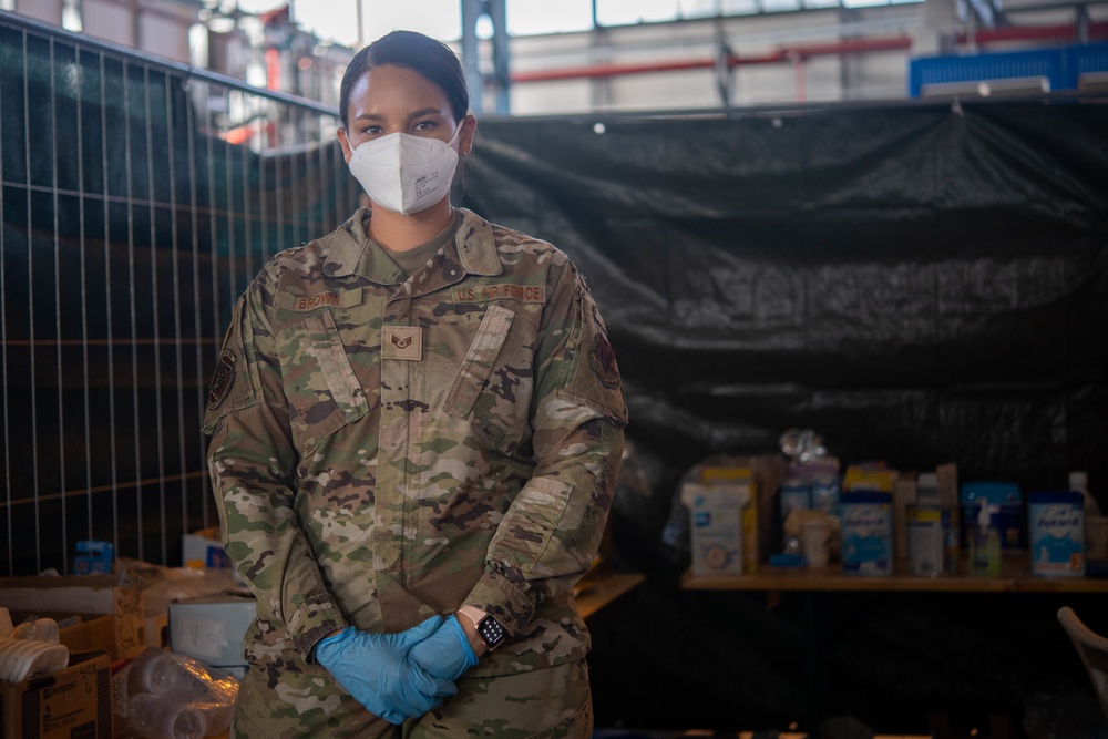 Airmen, volunteers dedicate time to evacuees