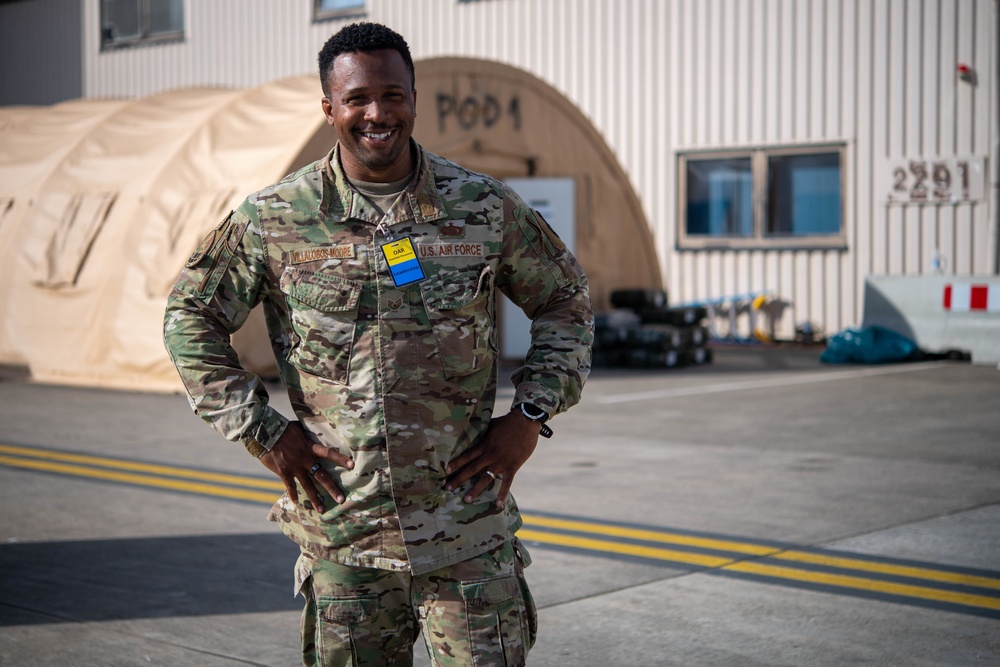 Airmen, volunteers dedicate time to evacuees