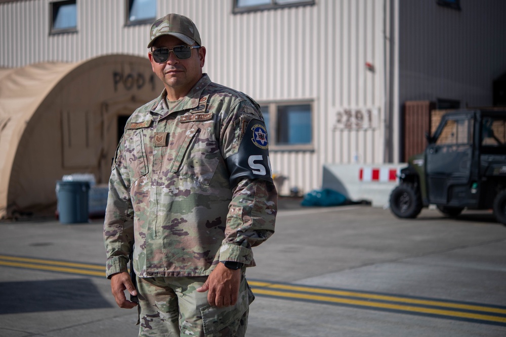 Airmen, volunteers dedicate time to evacuees