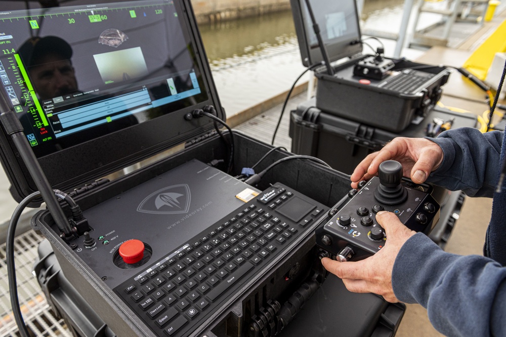 Pittsburgh District trains on new underwater remote operated vehicle