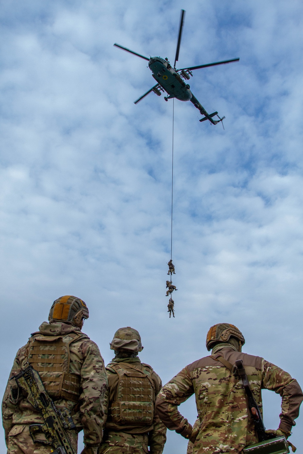 Ukrainian and Moldovan soldiers practice insertion together at Rapid Trident 2021
