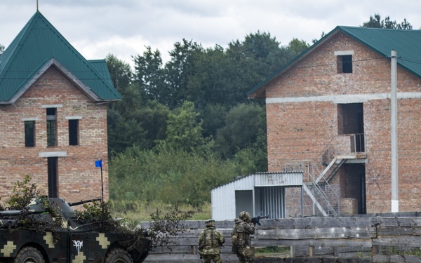 Ukrainian soldiers conduct urban operations