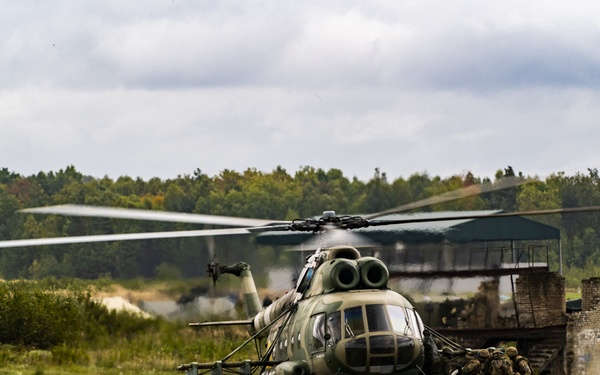 Ukrainian soldiers conduct urban operations demonstration at Rapid Trident 21