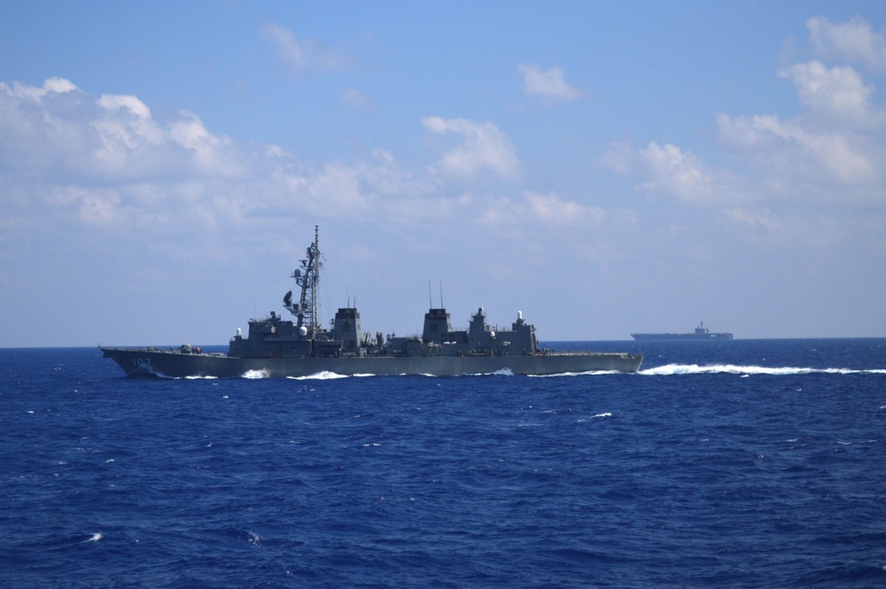 Murasame-Class Destroyer JS Ikazuchi (DD 107) Transits USS Carl Vinson (CVN 70)
