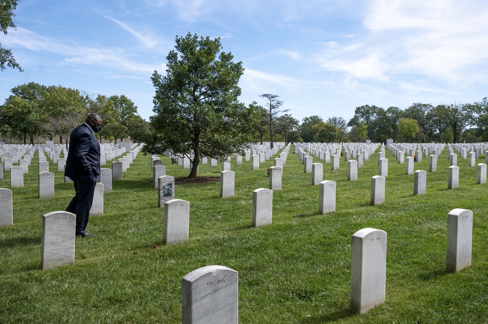 Secretary Austin Visits Arlington, Meets With Gold Star Mothers