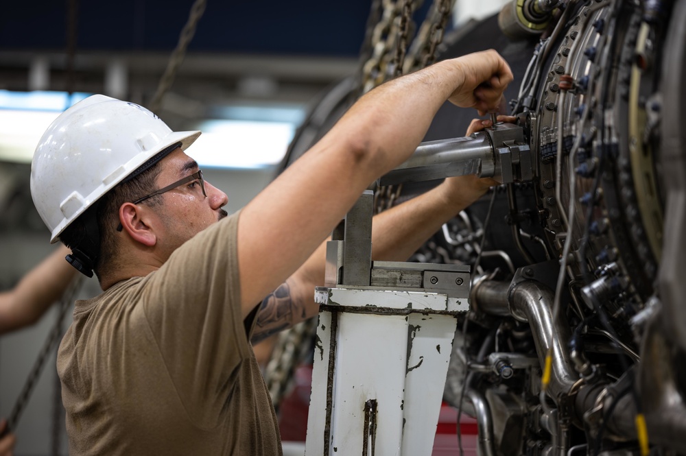 USS Carl Vinson (CVN 70) Perform Maintenance