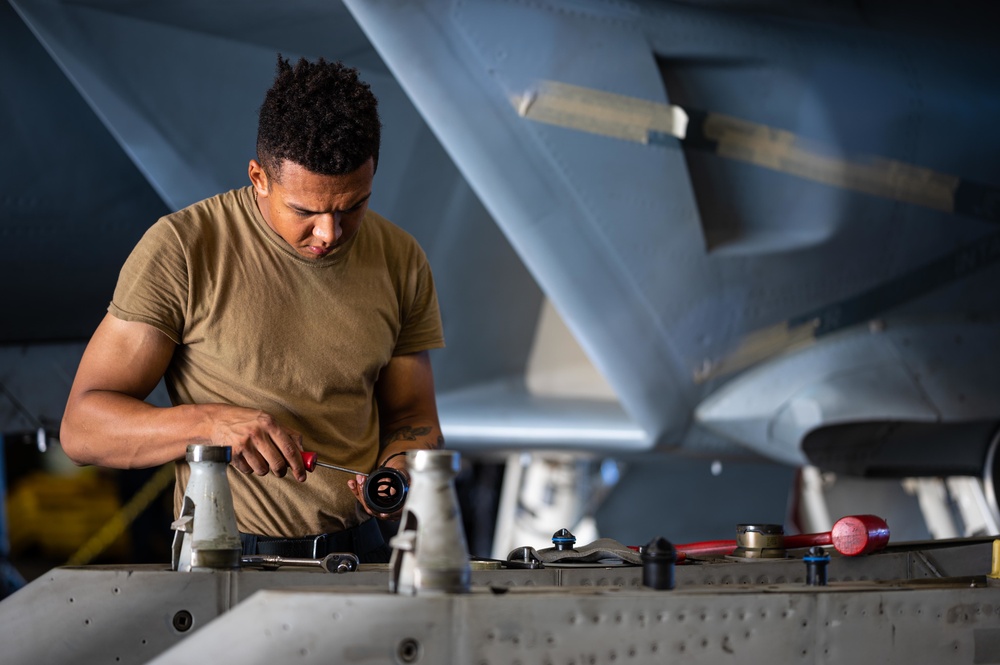 USS Carl Vinson (CVN 70) Perform Maintenance