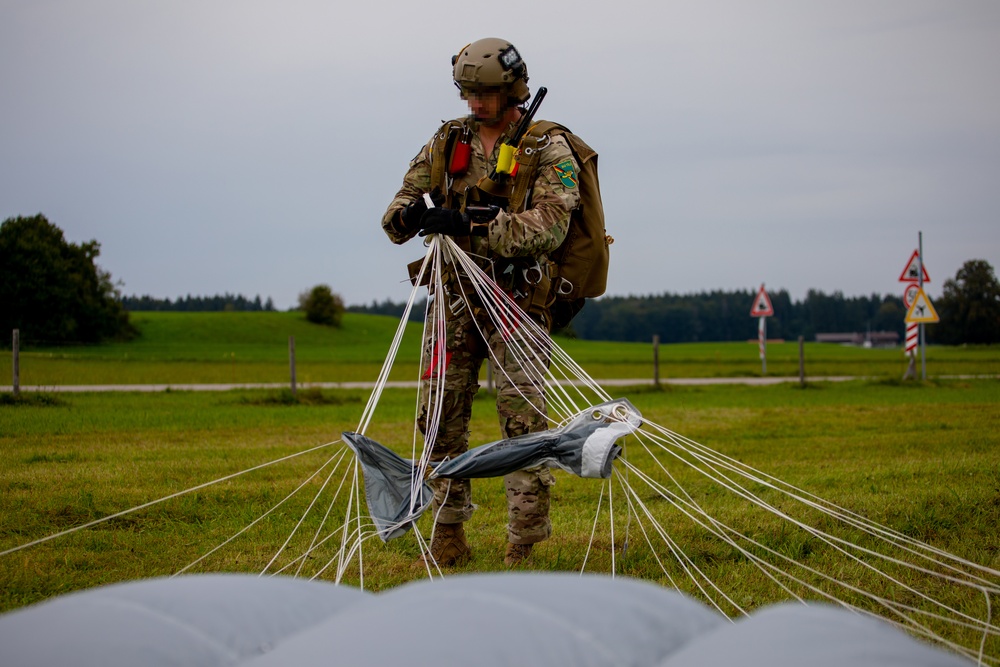 10th Special Forces Group conducts HAHO and HALO training