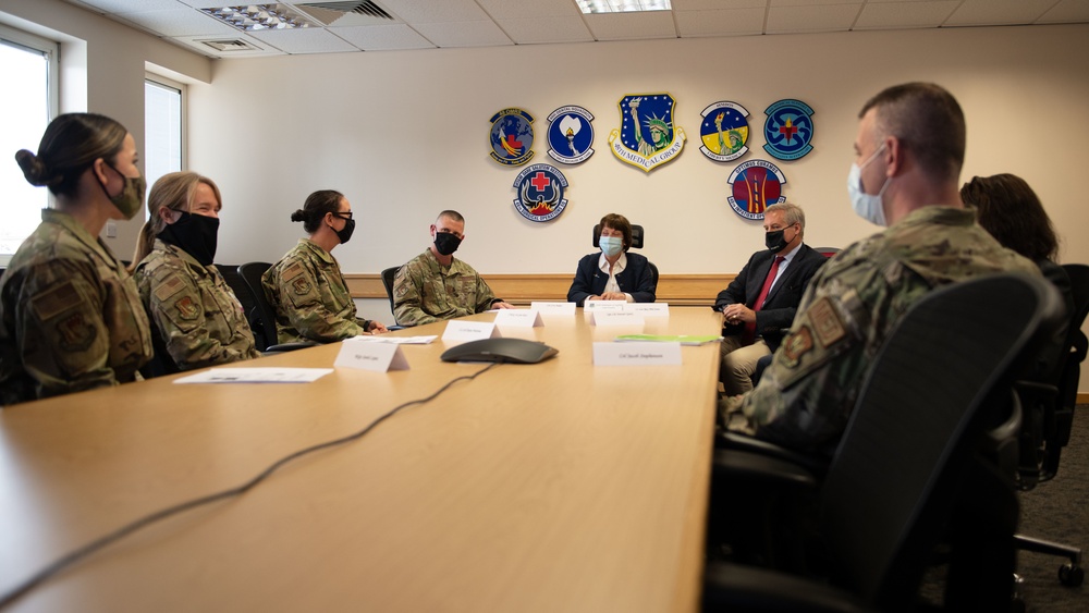 Suffolk Lord Lieutenant tours RAF Lakenheath