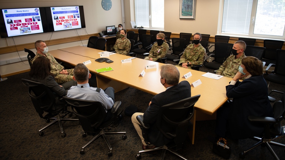 Suffolk Lord Lieutenant tours RAF Lakenheath