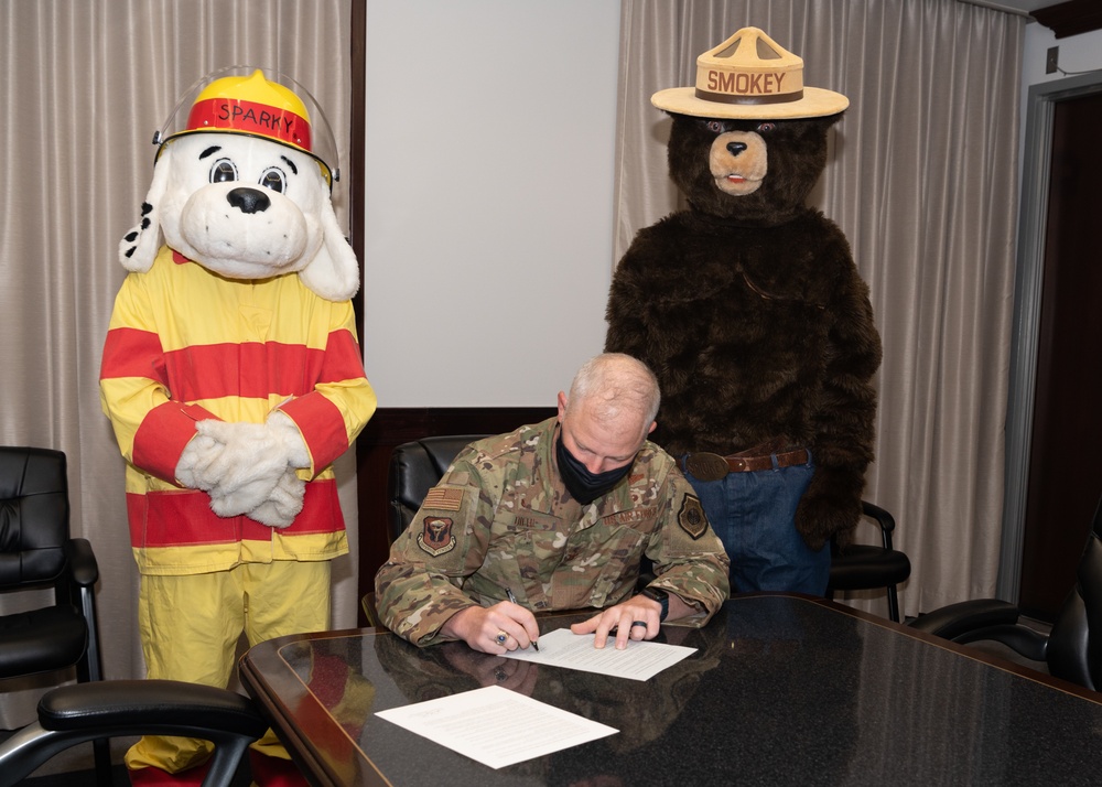 Col Diehl signs fire prevention proclamation