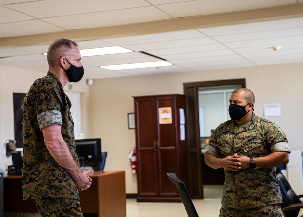 ACMC Visits 14th Marine Regiment