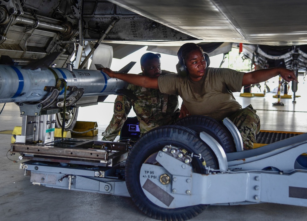 F-22 weapons load competition