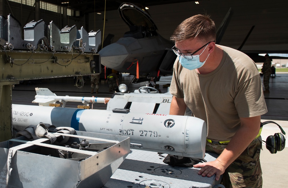 F-22 weapons load competition