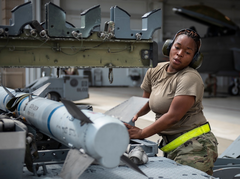 F-22 weapons load competition