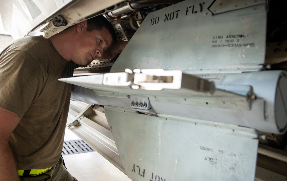 F-22 weapons load competition