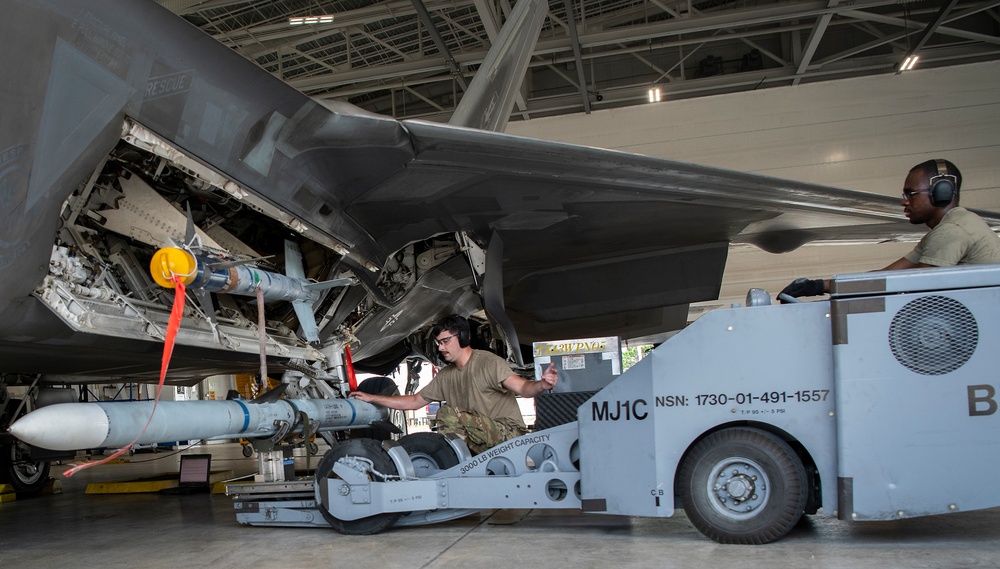 F-22 weapons load competition