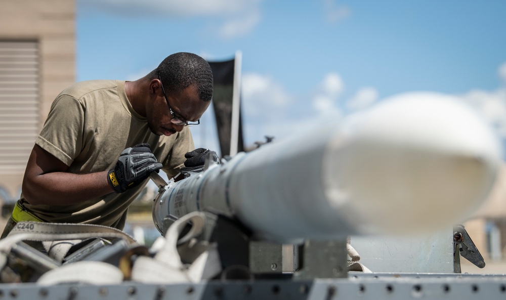 F-22 weapons load competition