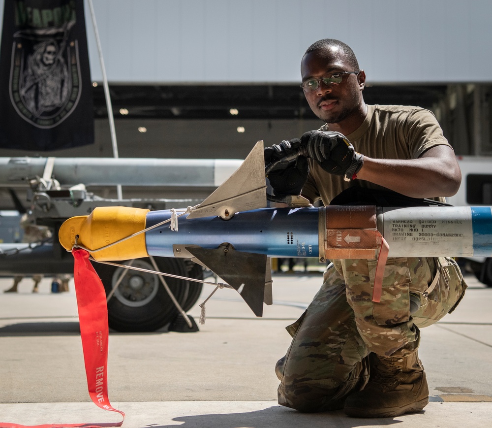 F-22 weapons load competition