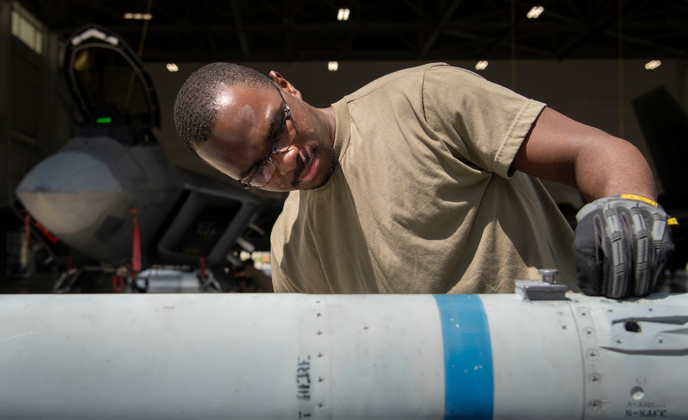 F-22 weapons load competition