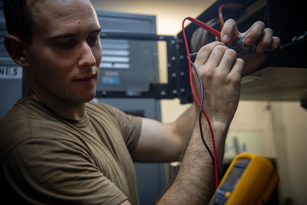 USS Carl Vinson (CVN70) Sailors Conduct Maintenance