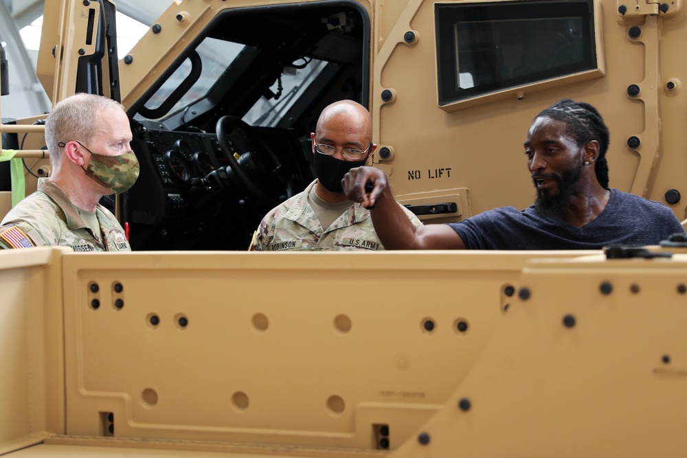 USARC Deputy Commanding General observes USACAPOC(A) JLTV training