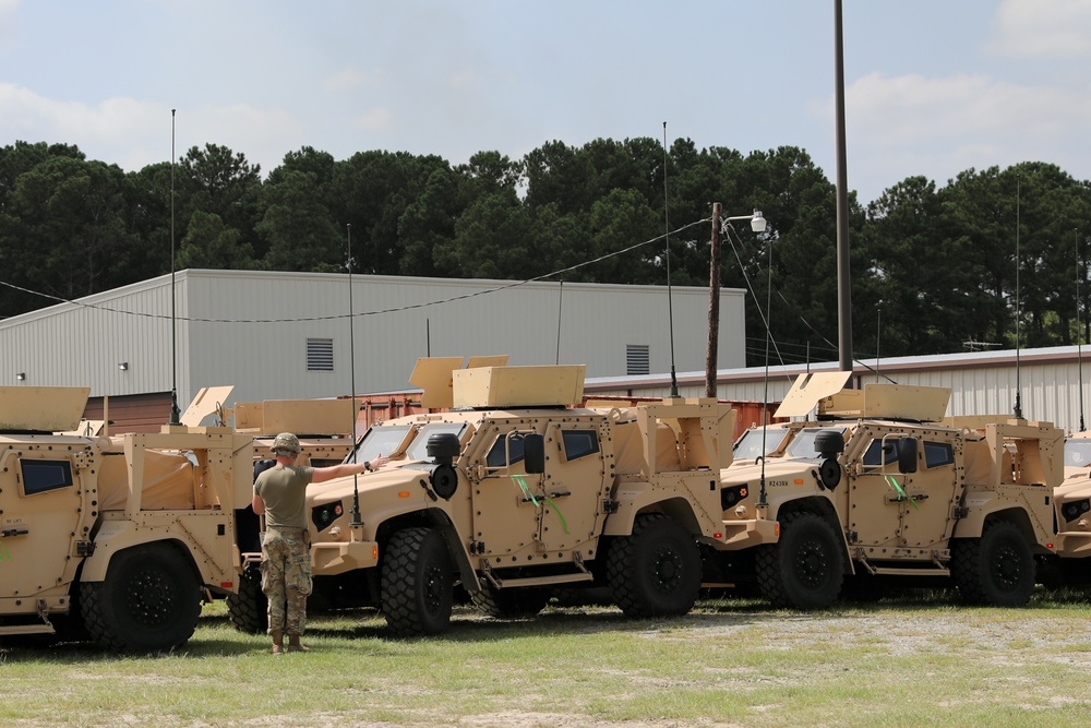 USARC Deputy Commanding General observes USACAPOC(A) JLTV training