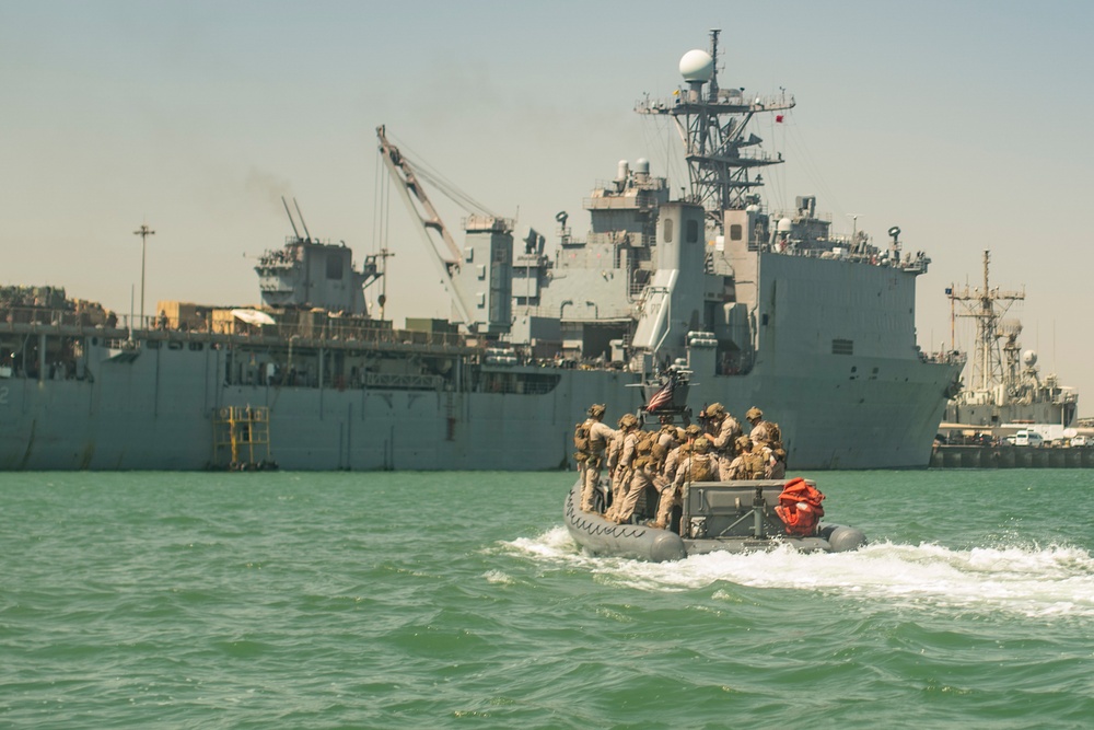 11th MEU ADRD conducts VBSS training with USCG AIT